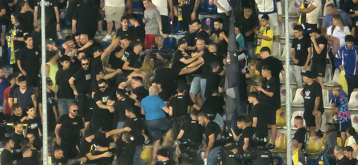 Scandal în toată regula la Petrolul - FCSB » Jandarmeria a fost nevoită să intervină: luat pe sus și scos din stadion