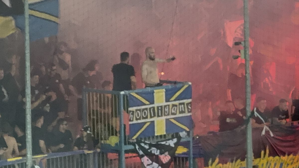 Au aprins peluza! Zeci de torțe și fumigene la Petrolul - FCSB: Jandarmeria, driblată din nou