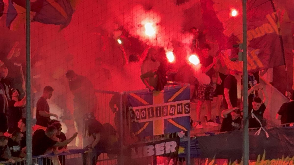 Au aprins peluza! Zeci de torțe și fumigene la Petrolul - FCSB: Jandarmeria, driblată din nou