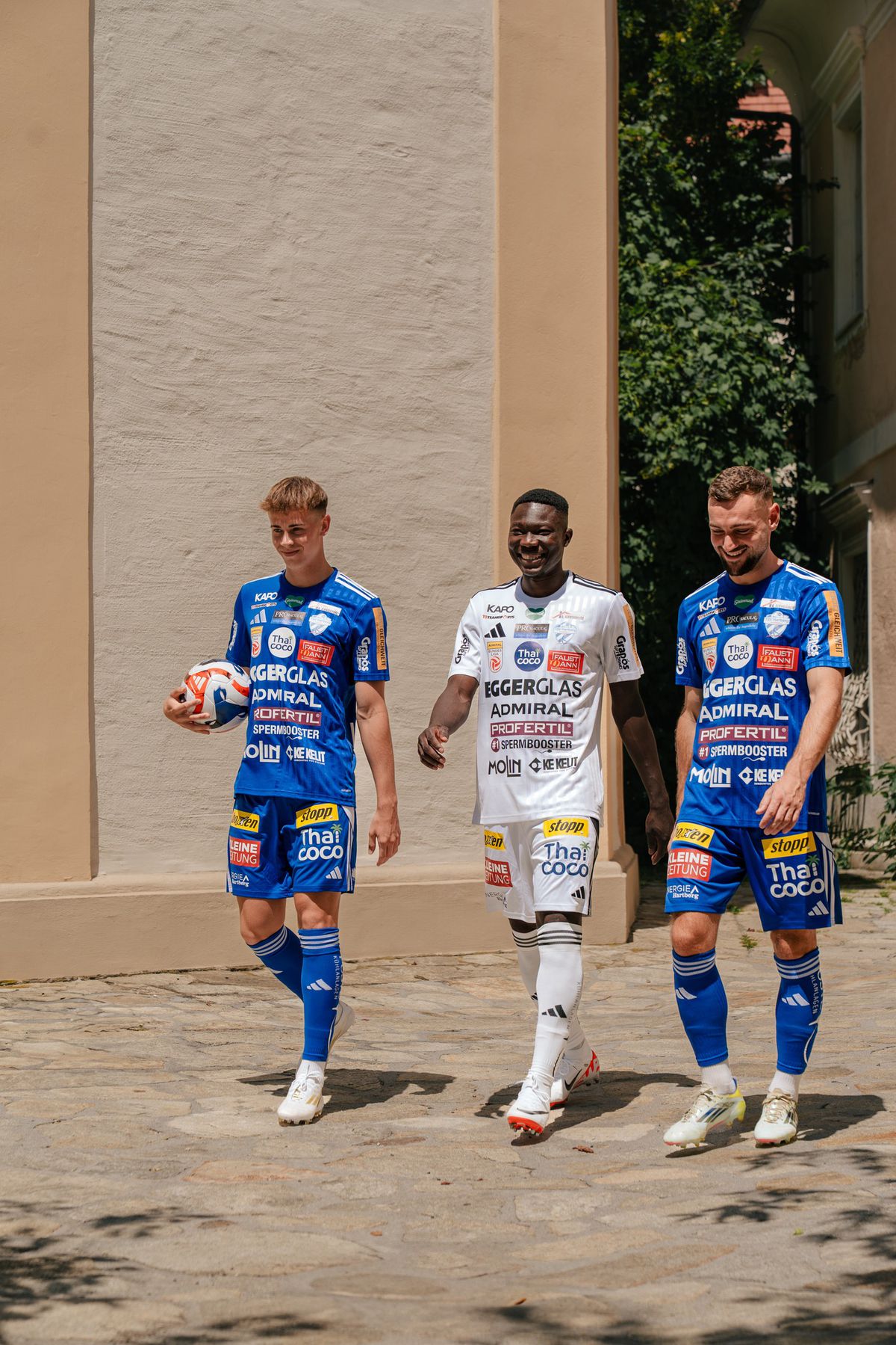 „Le-ați pus reclame și pe chiloți?” » Echipamentul echipei cu 23 de sponsori face înconjurul globului