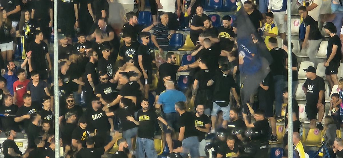 Scandal în toată regula la Petrolul - FCSB » Jandarmeria a fost nevoită să intervină: luat pe sus și scos din stadion