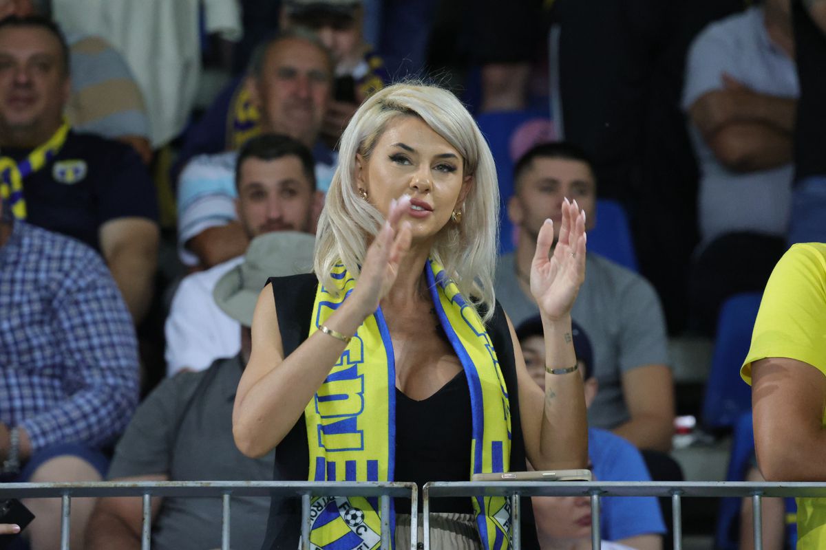 Soția fotbalistului care a furat toate privirile la Petrolul - FCSB: cum a fost surprinsă în tribunele arenei „Ilie Oană”