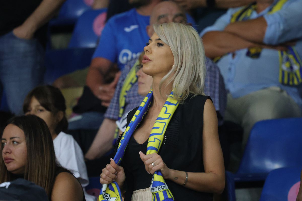 Soția fotbalistului care a furat toate privirile la Petrolul - FCSB: cum a fost surprinsă în tribunele arenei „Ilie Oană”