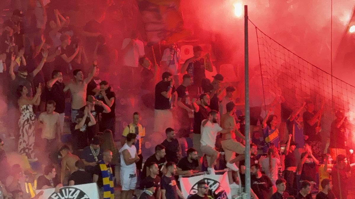 Au aprins peluza! Zeci de torțe și fumigene la Petrolul - FCSB: Jandarmeria, driblată din nou