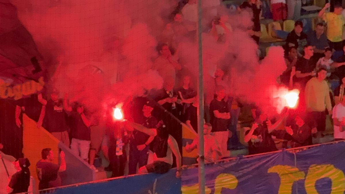 Au aprins peluza! Zeci de torțe și fumigene la Petrolul - FCSB: Jandarmeria, driblată din nou