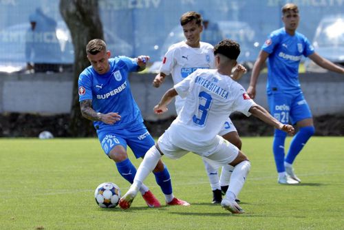Alexandru Cicâldău, la balon, în amicalul cu juniorii Craiovei/ foto: Facebook @Universitatea Craiova