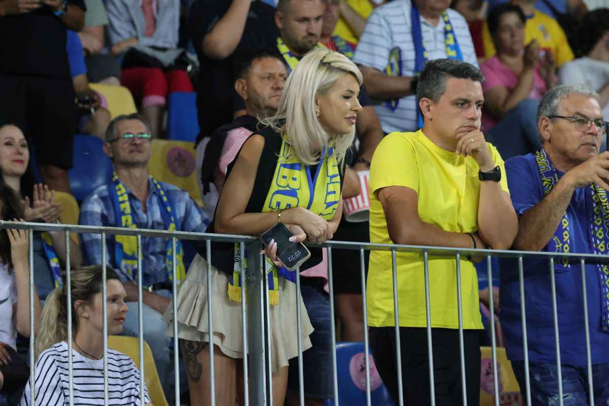 Soția fotbalistului care a furat toate privirile la Petrolul - FCSB: cum a fost surprinsă în tribunele arenei „Ilie Oană”