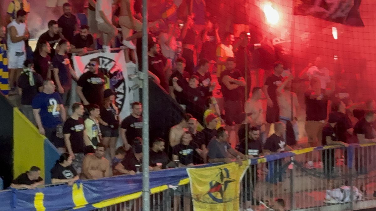 Au aprins peluza! Zeci de torțe și fumigene la Petrolul - FCSB: Jandarmeria, driblată din nou