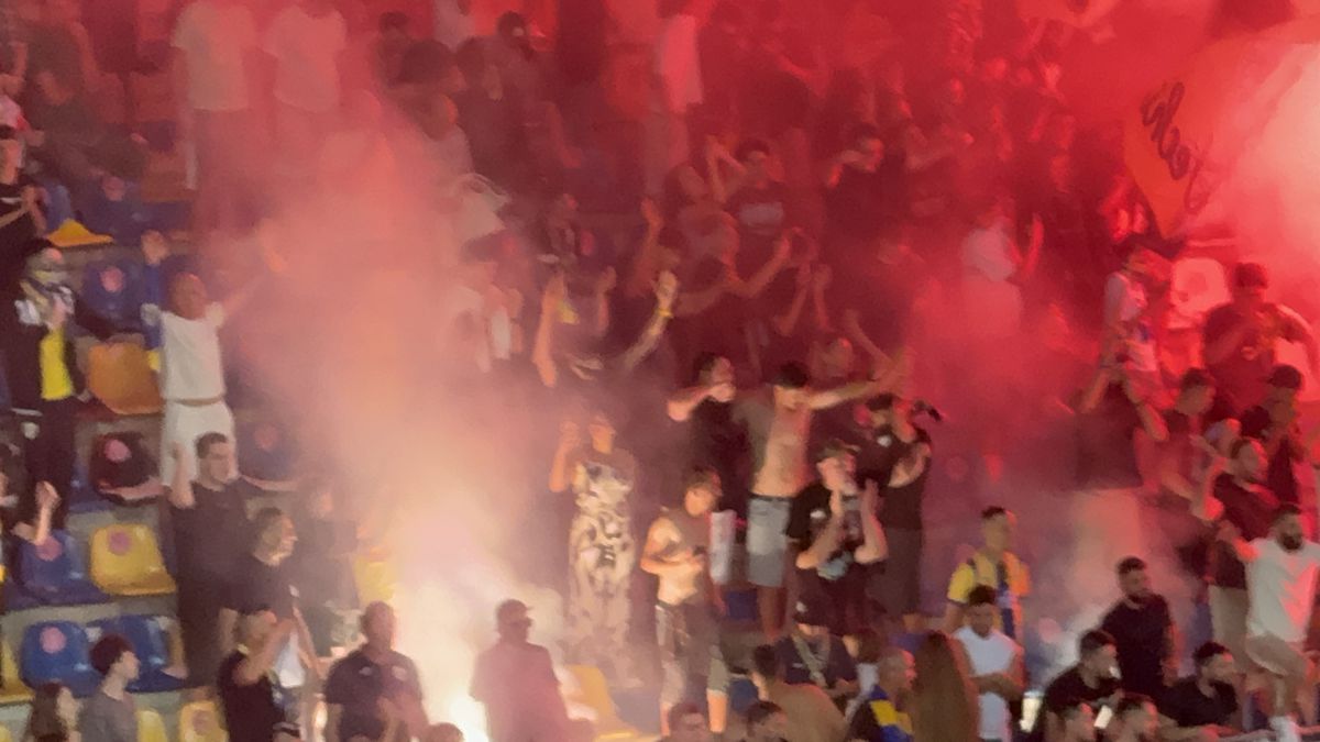Au aprins peluza! Zeci de torțe și fumigene la Petrolul - FCSB: Jandarmeria, driblată din nou