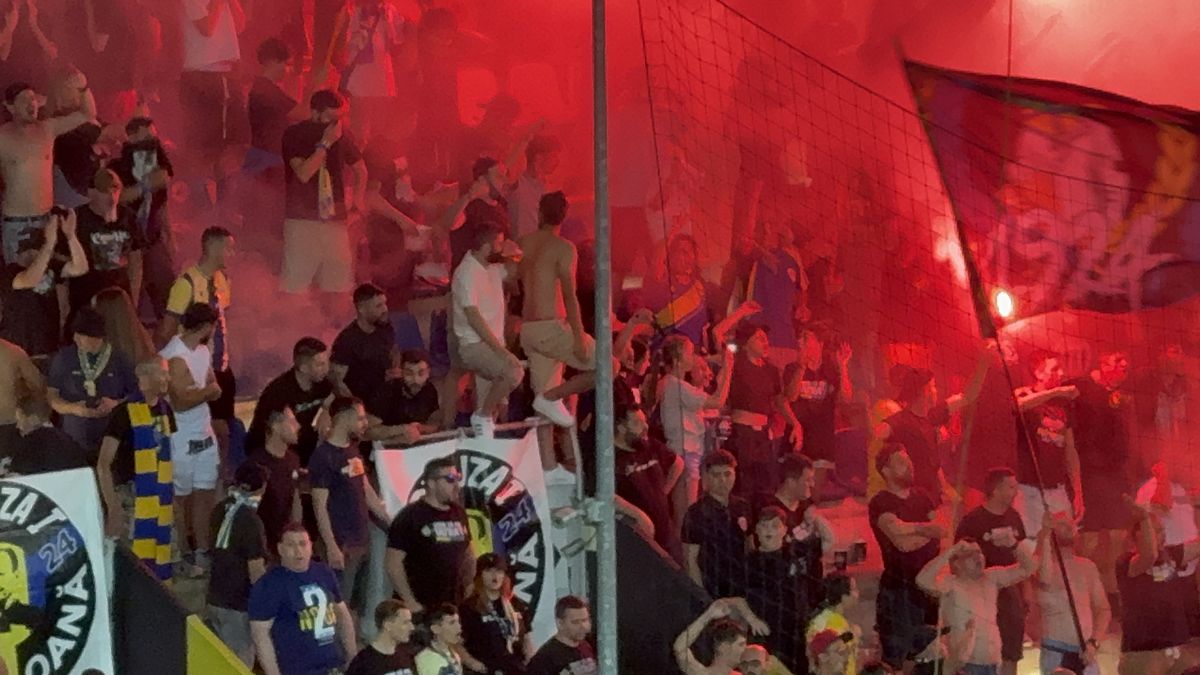 Au aprins peluza! Zeci de torțe și fumigene la Petrolul - FCSB: Jandarmeria, driblată din nou