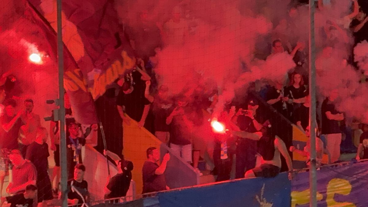 Au aprins peluza! Zeci de torțe și fumigene la Petrolul - FCSB: Jandarmeria, driblată din nou