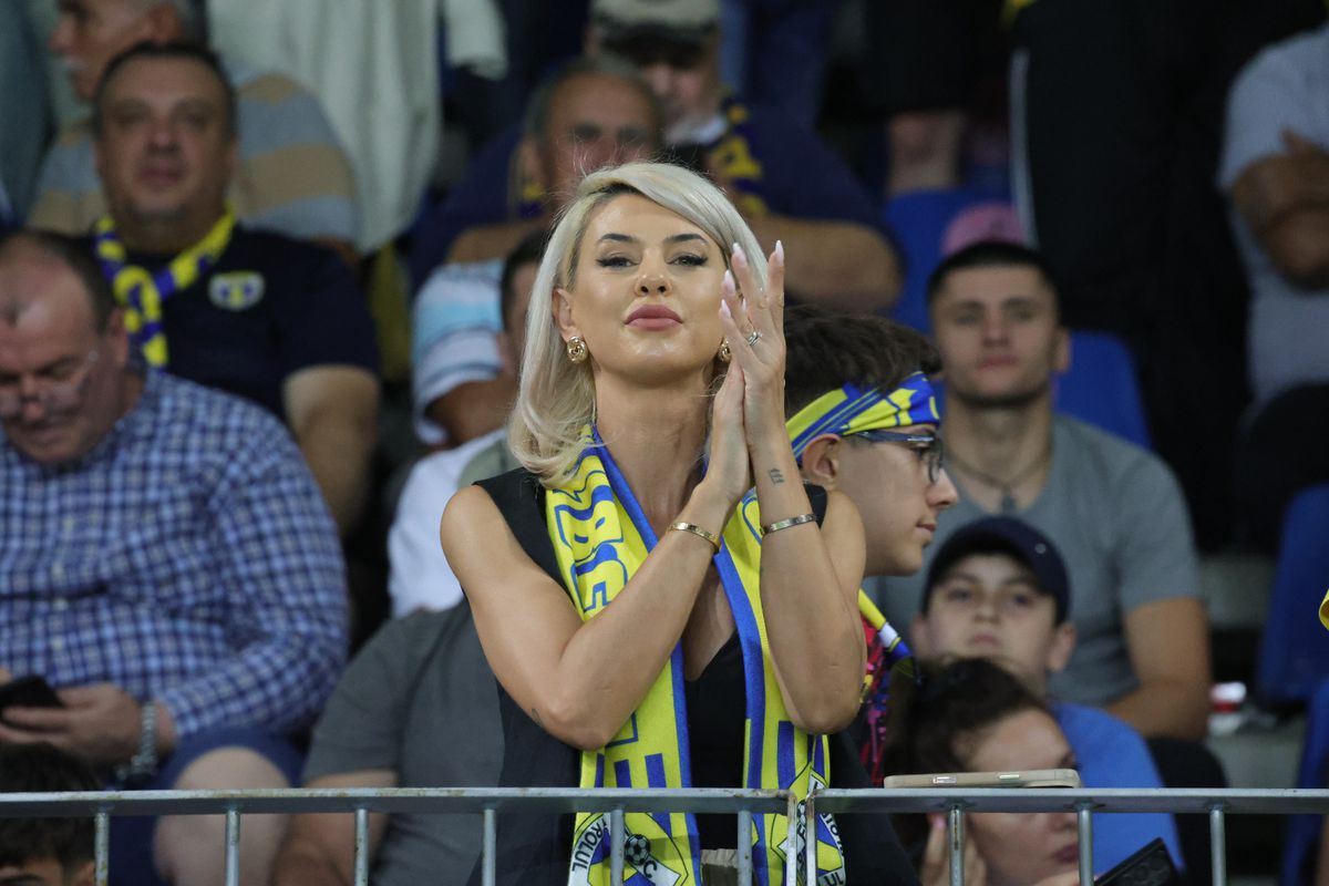 Soția fotbalistului care a furat toate privirile la Petrolul - FCSB: cum a fost surprinsă în tribunele arenei „Ilie Oană”