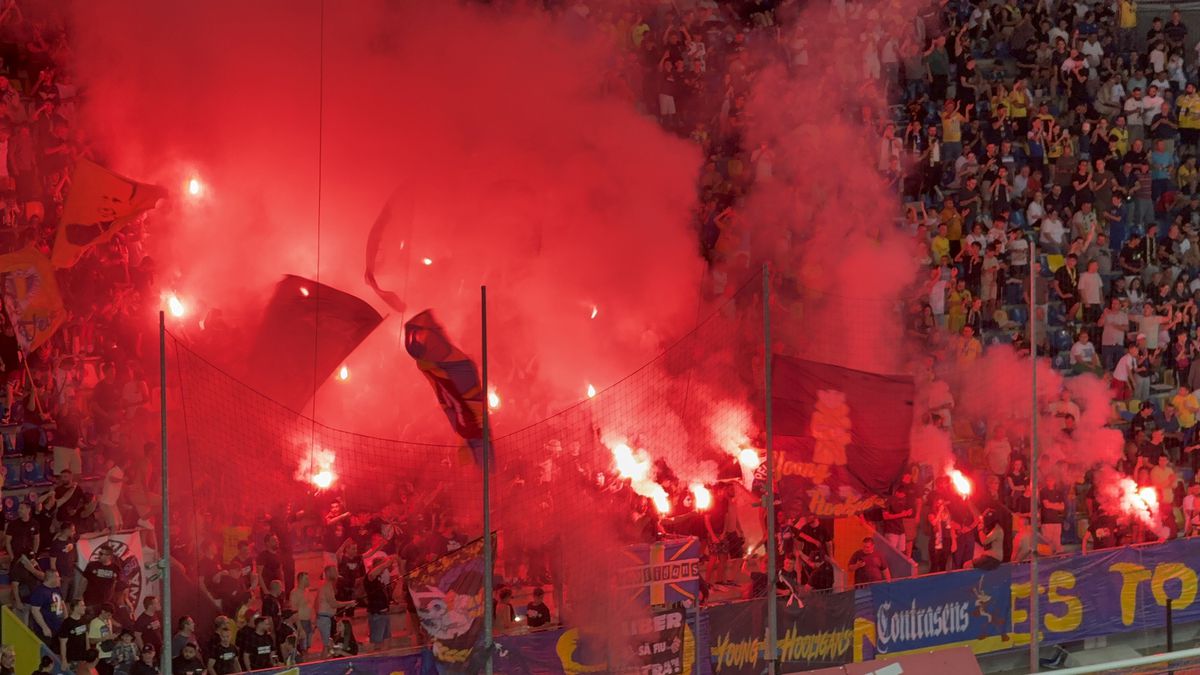 Au aprins peluza! Zeci de torțe și fumigene la Petrolul - FCSB: Jandarmeria, driblată din nou