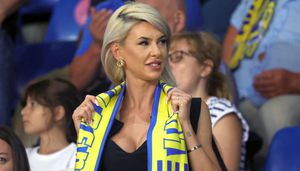 Soția fotbalistului care a furat toate privirile la Petrolul - FCSB: cum a fost surprinsă în tribunele arenei „Ilie Oană”