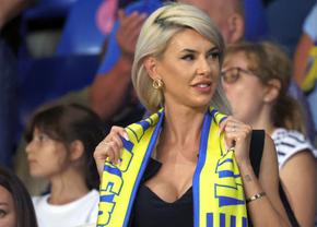 Soția fotbalistului care a furat toate privirile la Petrolul - FCSB: cum a fost surprinsă în tribunele arenei „Ilie Oană”