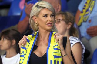 Soția fotbalistului care a furat toate privirile la Petrolul - FCSB: cum a fost surprinsă în tribunele arenei „Ilie Oană”