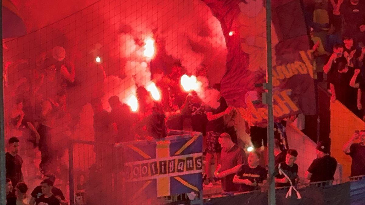 Ultrașii au aprins zeci de torțe și fumigene și au driblat din nou Jandarmeria