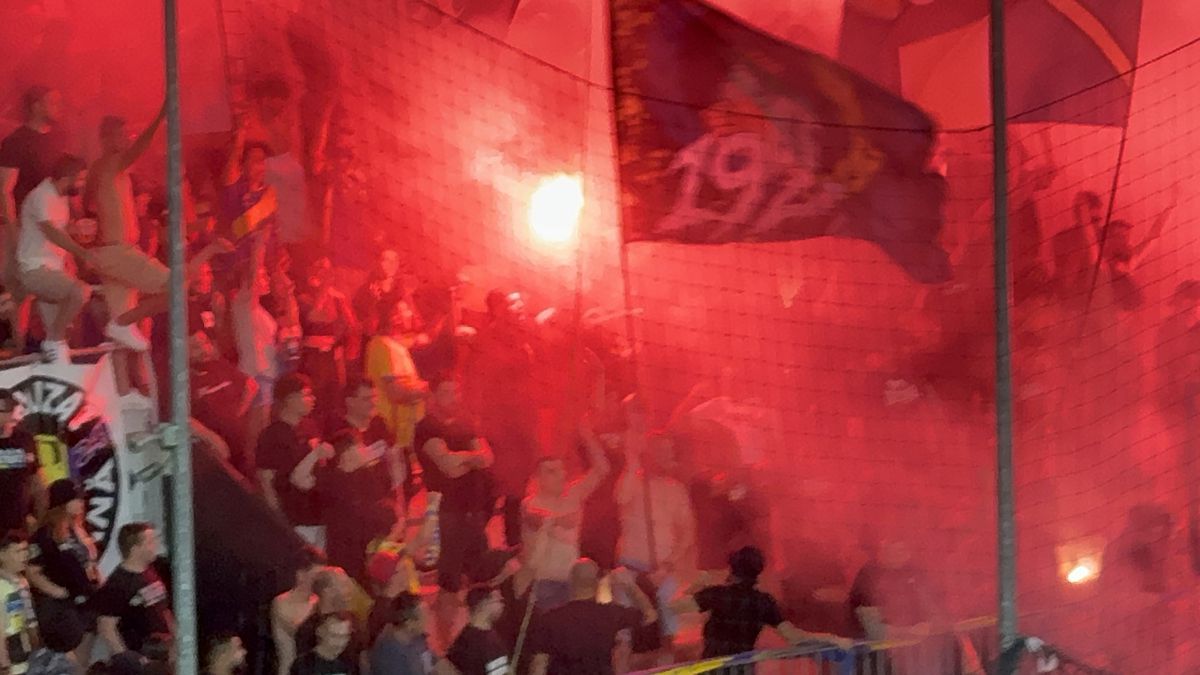 Au aprins peluza! Zeci de torțe și fumigene la Petrolul - FCSB: Jandarmeria, driblată din nou
