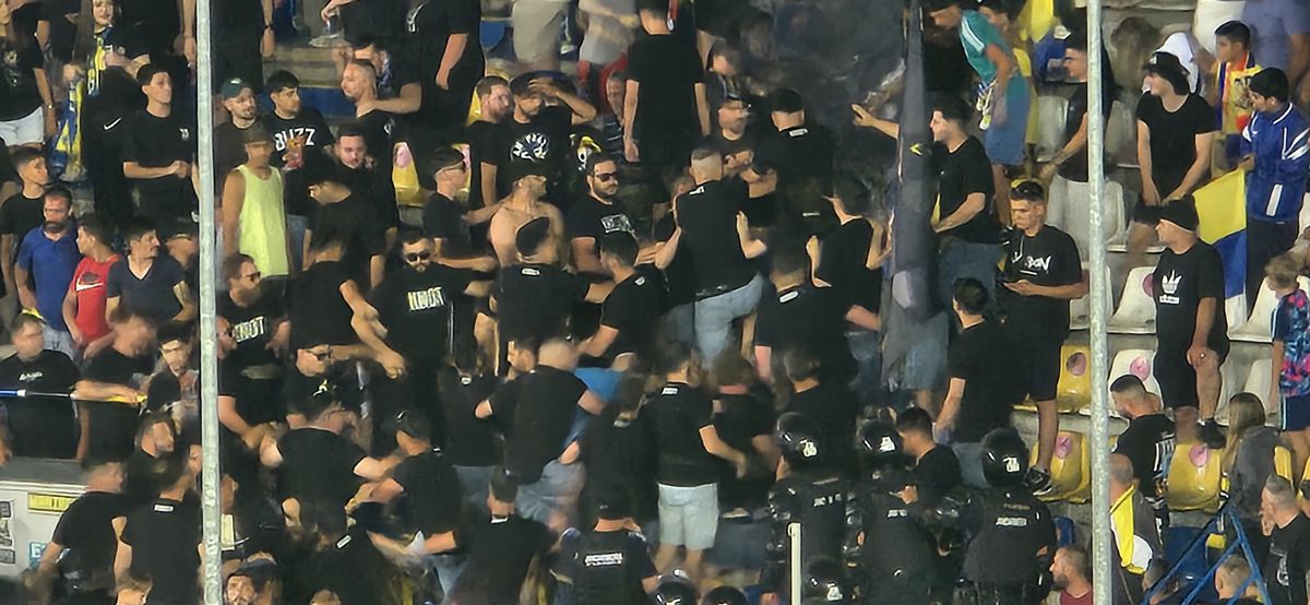 Scandal în toată regula la Petrolul - FCSB » Jandarmeria a fost nevoită să intervină: luat pe sus și scos din stadion