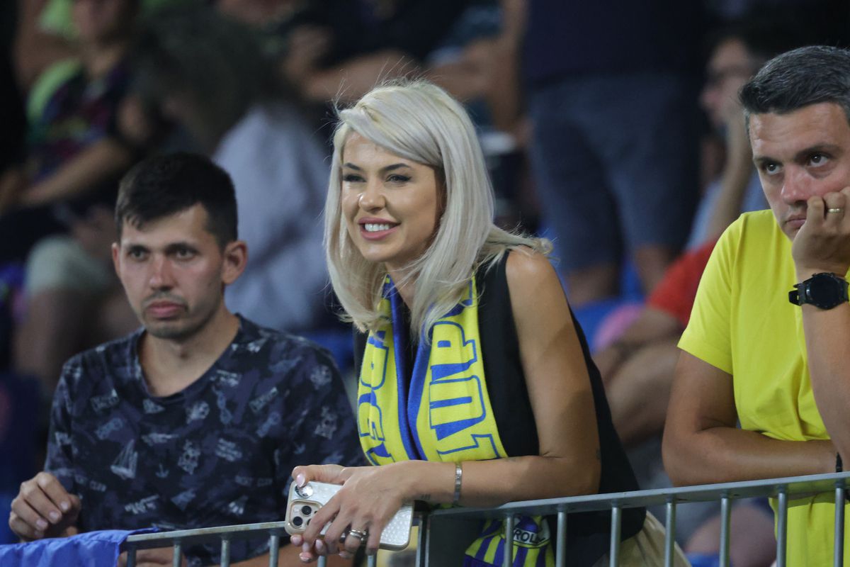 Soția fotbalistului care a furat toate privirile la Petrolul - FCSB: cum a fost surprinsă în tribunele arenei „Ilie Oană”