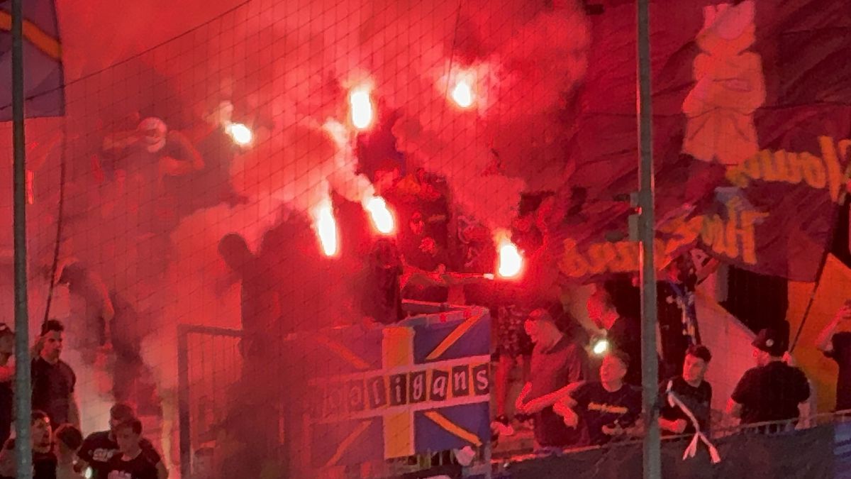 Au aprins peluza! Zeci de torțe și fumigene la Petrolul - FCSB: Jandarmeria, driblată din nou