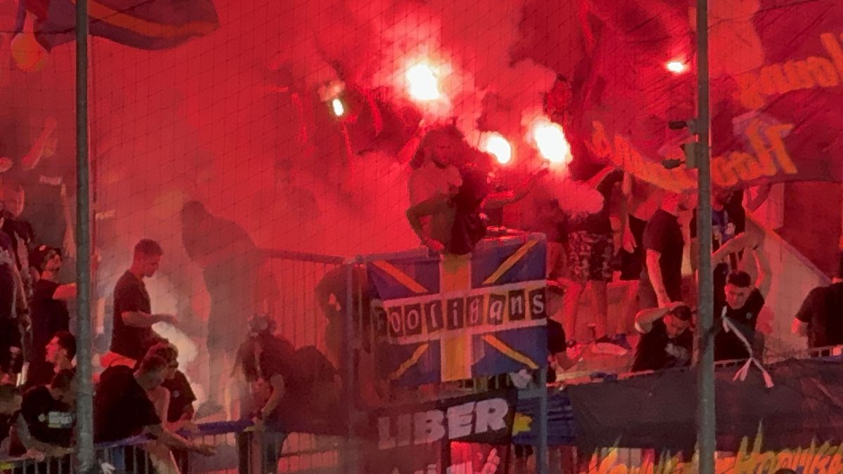 Au aprins peluza! Zeci de torțe și fumigene la Petrolul - FCSB: Jandarmeria, driblată din nou