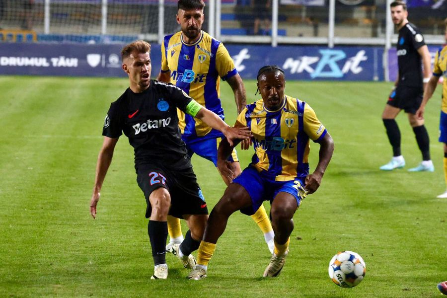 Darius Olaru și Tidiane Keita, în duel, Petrolul - FCSB // foto: Ionuț Iordache (GSP) Imediat după Petrolul - UTA, și-a făcut bagajele pentru CFR Cluj: „Nu ai cum să îi refuzi!”