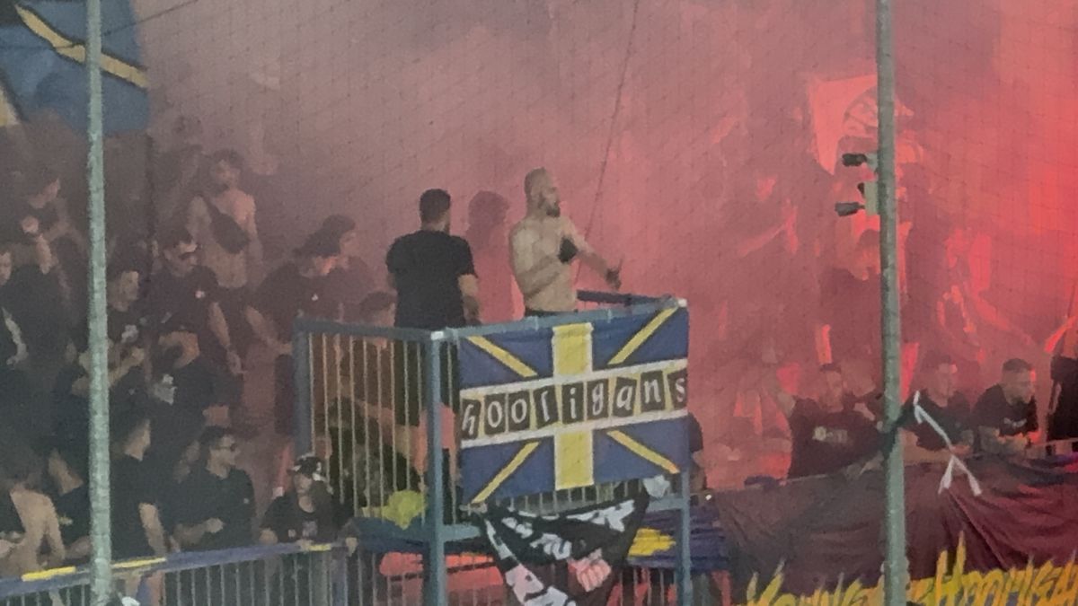 Au aprins peluza! Zeci de torțe și fumigene la Petrolul - FCSB: Jandarmeria, driblată din nou