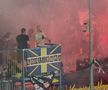 Ultrașii au aprins zeci de torțe și fumigene la Petrolul - FCSB. Foto: Andrei Crăițoiu (GSP.RO)
