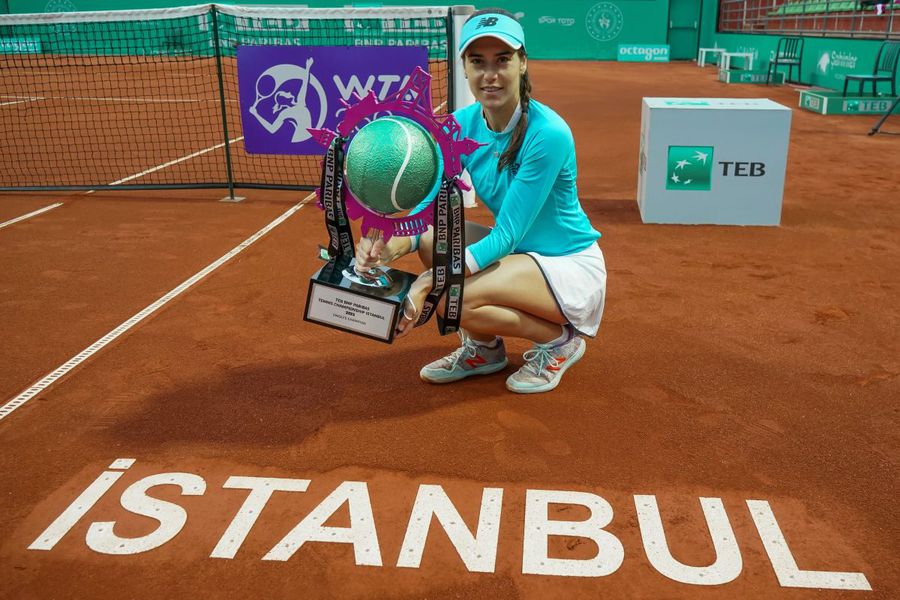 Sorana Cîrstea cu al doilea ei trofeu WTA, cel de la Istanbul 2021 Foto: Gokhan Taner Sorana Cîrstea, o călătorie prin carieră de la 5 la 35 de ani: „Vreau să mă bucur la maximum, timpul trece repede, parcă ieri intram în circuit”