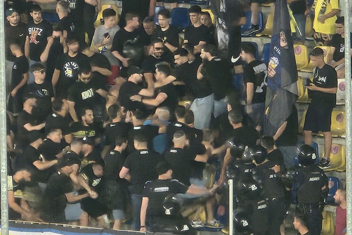 Scandal în toată regula la Petrolul - FCSB » Jandarmeria a fost nevoită să intervină: luat pe sus și scos din stadion