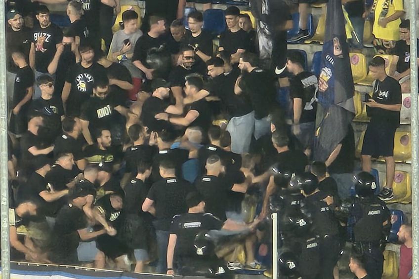 FOTO & VIDEO Scandal în toată regula la Petrolul - FCSB » Jandarmeria a fost nevoită să intervină: luat pe sus și scos din stadion