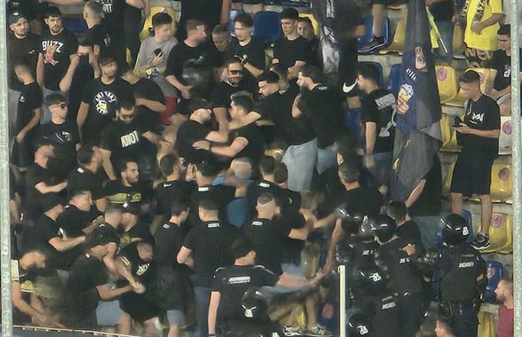 Scandal în toată regula la Petrolul - FCSB » Jandarmeria a fost nevoită să intervină: luat pe sus și scos din stadion