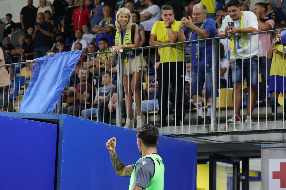 Soția fotbalistului care a furat toate privirile la Petrolul - FCSB: cum a fost surprinsă în tribunele arenei „Ilie Oană”