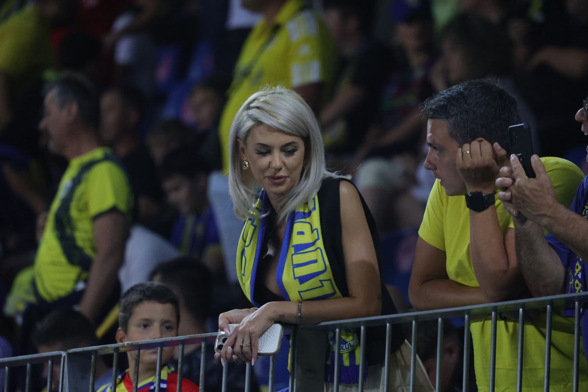 Soția fotbalistului care a furat toate privirile la Petrolul - FCSB: cum a fost surprinsă în tribunele arenei „Ilie Oană”