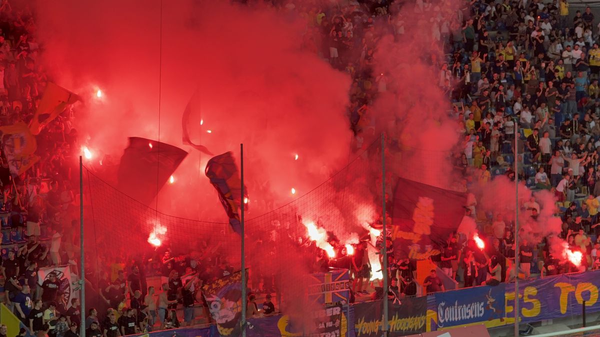 Au aprins peluza! Zeci de torțe și fumigene la Petrolul - FCSB: Jandarmeria, driblată din nou