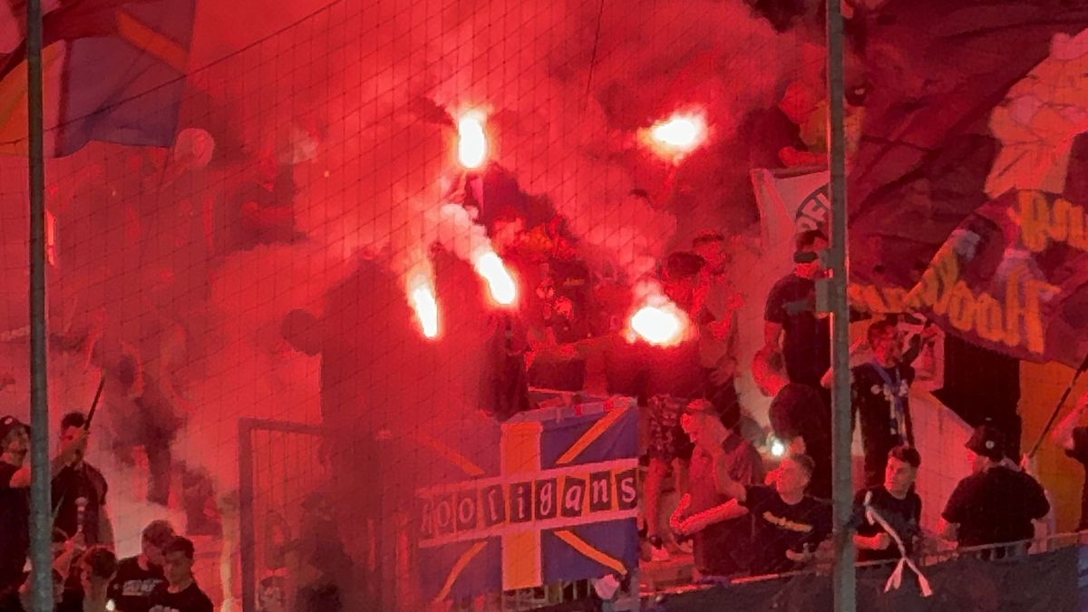 Au aprins peluza! Zeci de torțe și fumigene la Petrolul - FCSB: Jandarmeria, driblată din nou