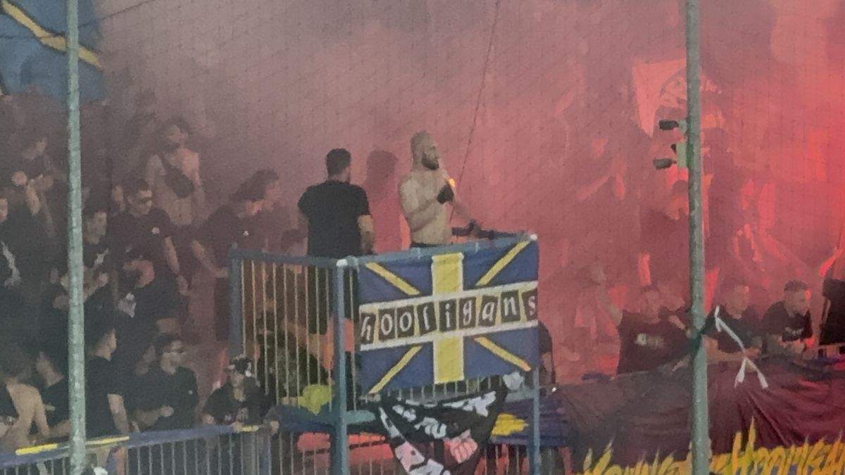 Au aprins peluza! Zeci de torțe și fumigene la Petrolul - FCSB: Jandarmeria, driblată din nou