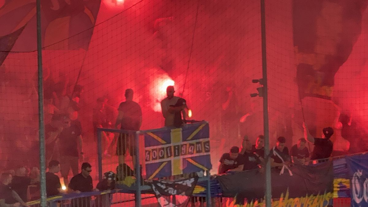 Au aprins peluza! Zeci de torțe și fumigene la Petrolul - FCSB: Jandarmeria, driblată din nou