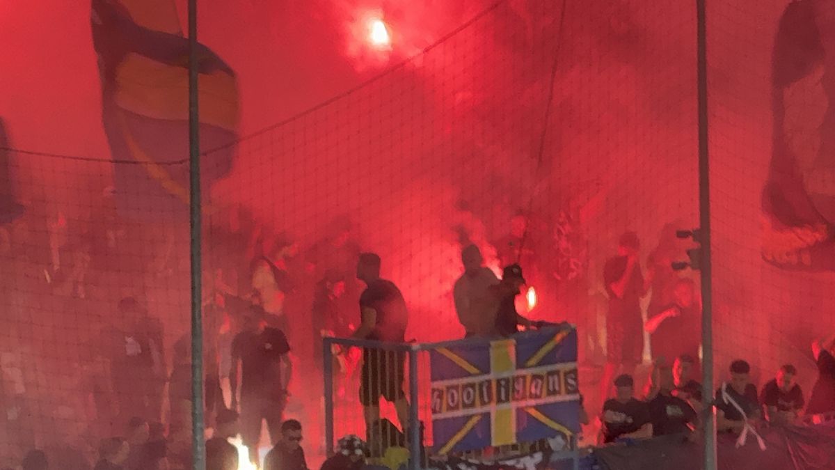 Au aprins peluza! Zeci de torțe și fumigene la Petrolul - FCSB: Jandarmeria, driblată din nou