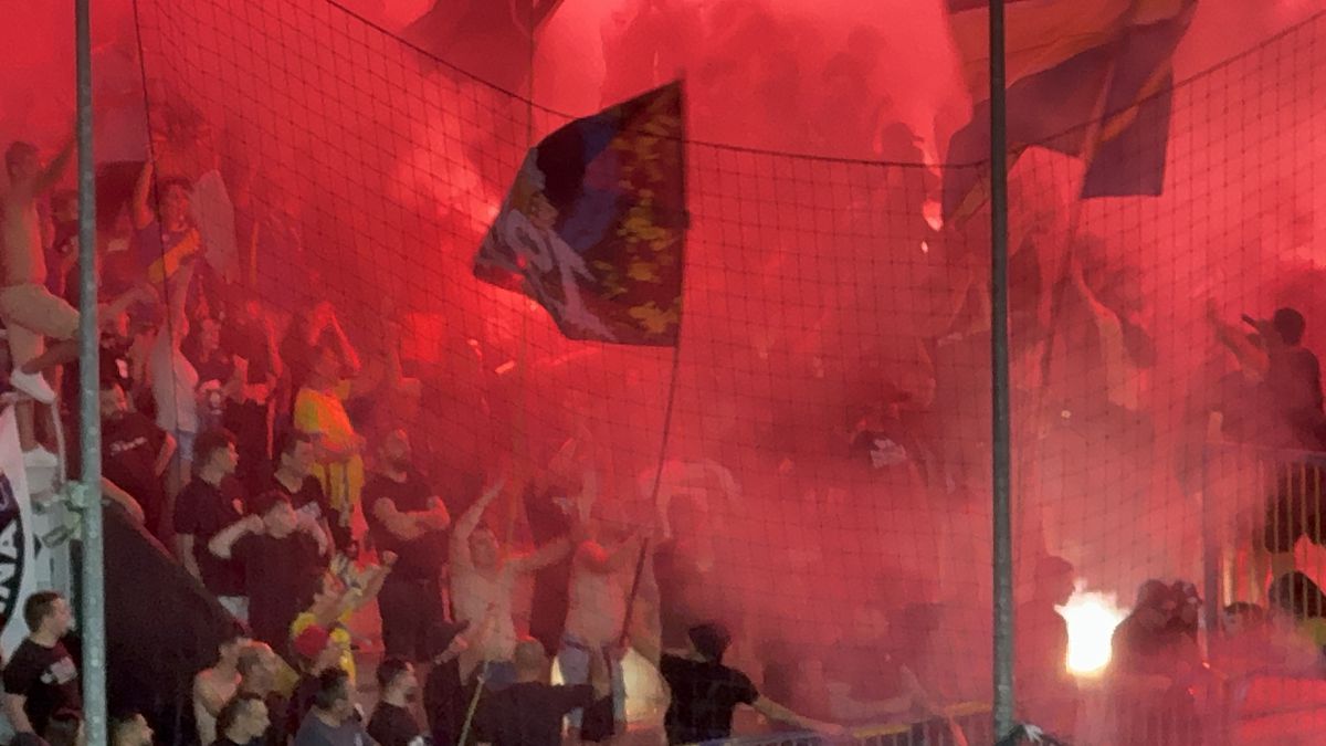 Au aprins peluza! Zeci de torțe și fumigene la Petrolul - FCSB: Jandarmeria, driblată din nou