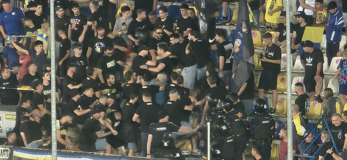 Scandal în toată regula la Petrolul - FCSB » Jandarmeria a fost nevoită să intervină: luat pe sus și scos din stadion