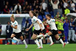 Știm semifinalele Campionatului European de fotbal feminin. Calificare dramatică la miezul nopții: cu om în minus 107 minute, au eliminat Franța