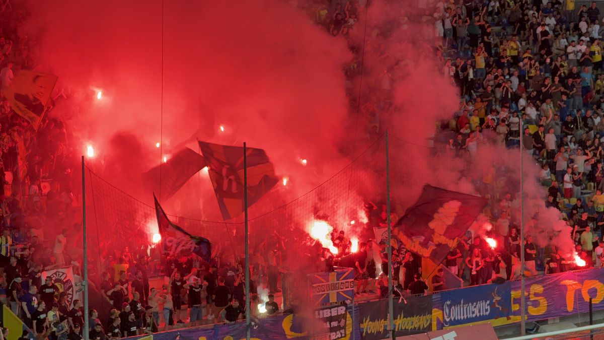 Au aprins peluza! Zeci de torțe și fumigene la Petrolul - FCSB: Jandarmeria, driblată din nou