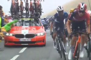 O spectatoare a Turului Franței a fost lovită de mașina echipei Ineos-Grenadiers