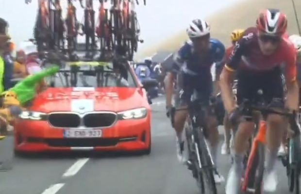 O spectatoare a Turului Franței a fost lovită de mașina echipei Ineos-Grenadiers