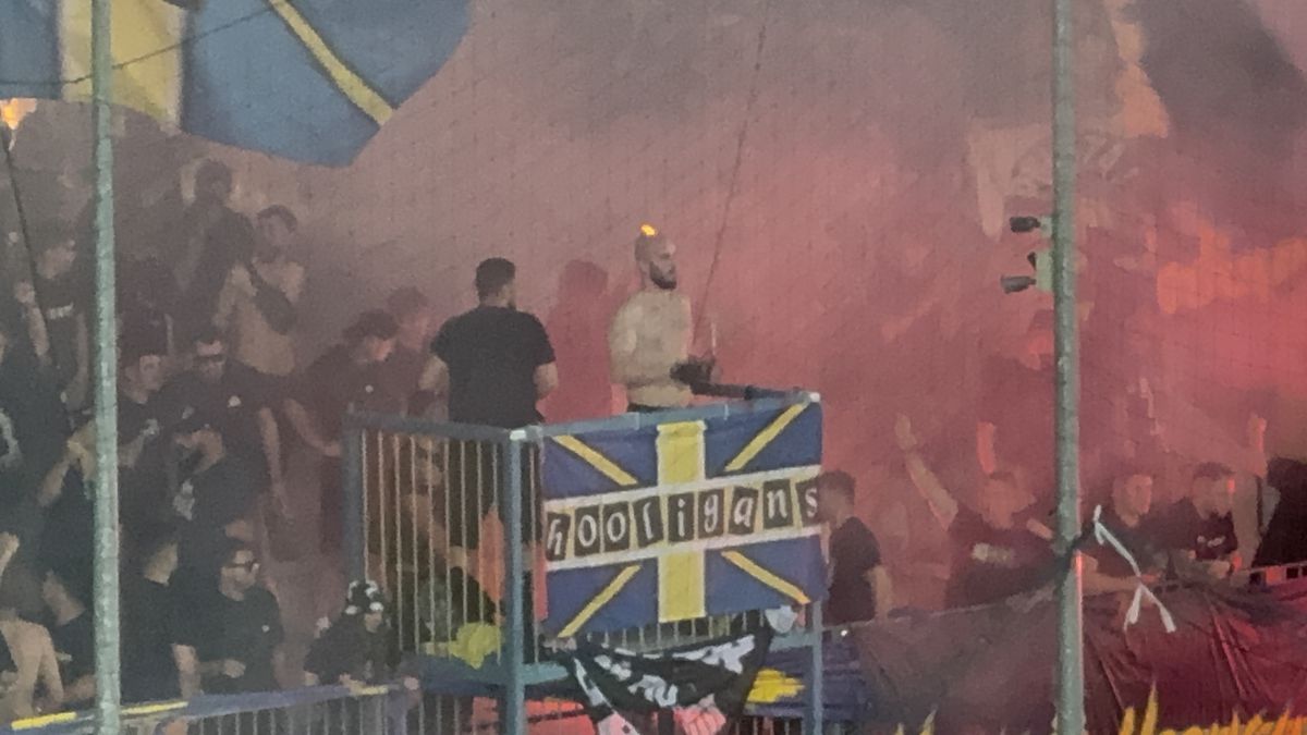 Au aprins peluza! Zeci de torțe și fumigene la Petrolul - FCSB: Jandarmeria, driblată din nou