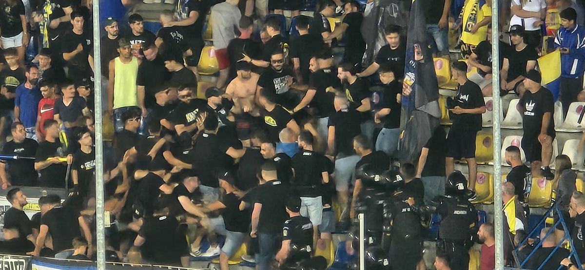 Scandal în toată regula la Petrolul - FCSB » Jandarmeria a fost nevoită să intervină: luat pe sus și scos din stadion