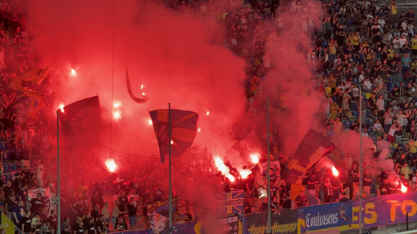 FOTO & VIDEO Au aprins peluza! Zeci de torțe și fumigene la Petrolul - FCSB: Jandarmeria, driblată din nou