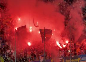 Au aprins peluza! Zeci de torțe și fumigene la Petrolul - FCSB: Jandarmeria, driblată din nou